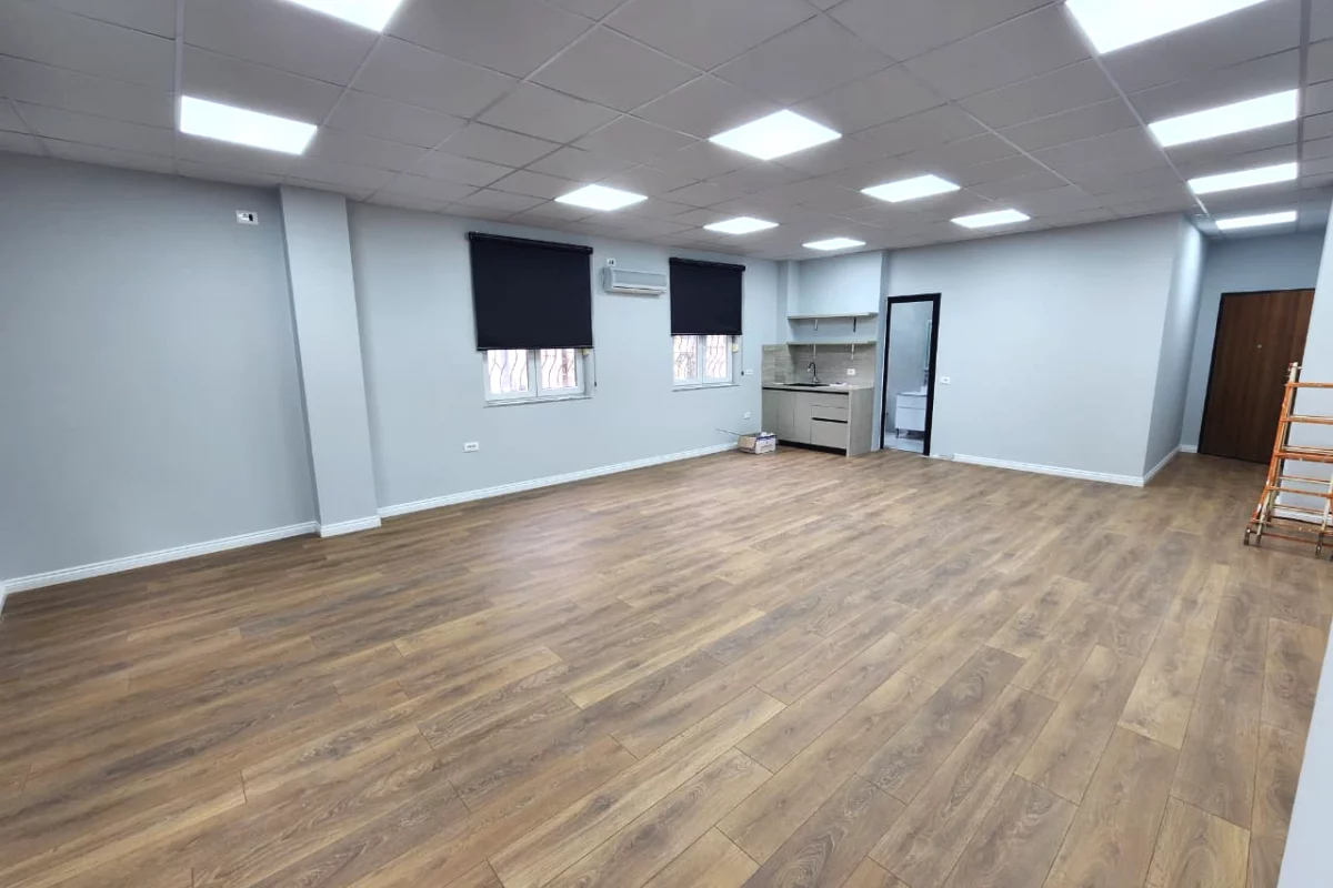 Me Qera: Zyre (K. 2)📍Qender/ Perballe Toptanit | Open Space - 110 m2 🔥 75,000 Leke/Muaj