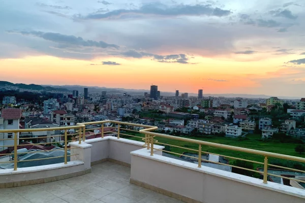 Shtepi me qera Apartament ne Tirane, 2+1, Mobilimi E mobiluar, Pagesa 55,000  Leke.