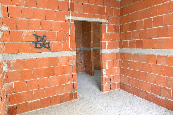 Shtepi ne shitje Apartament ne Tirane, 1+1, Mobilimi Bosh, pa mobiluar, Pagesa 131,000  Euro.