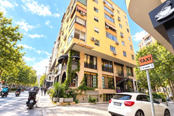 Ambient biznesi me qera 3+1 ne Tirane - 150,000 Leke