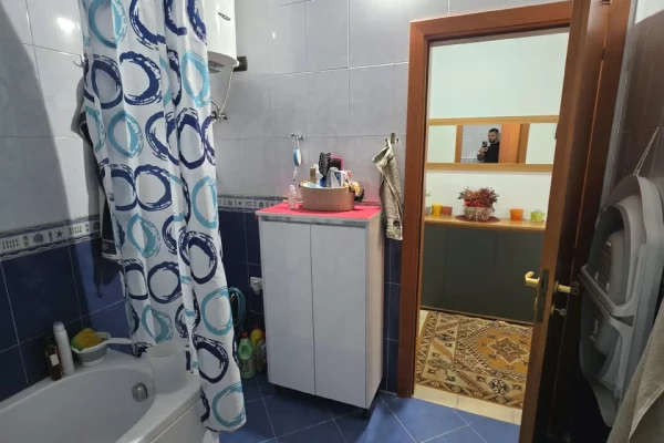 Shtepi ne shitje Apartament ne Tirane, 2+1, Mobilimi E mobiluar, Pagesa 259,000  Euro.