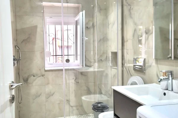 Shtepi me qera Apartament ne Tirane, 2+1, Mobilimi E mobiluar, Pagesa 60,000  Leke.