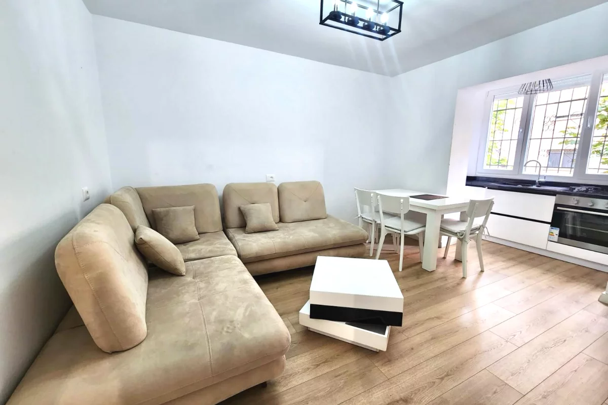 Shtepi me qera Apartament ne Tirane, 2+1, Mobilimi E mobiluar, Pagesa 60,000  Leke.