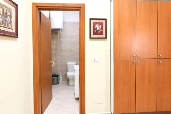 Me Qera: Zyre 2 Amb. Pune 📍Myslym Shyr (Shume Prane Qendres) - 60,000 Leke/Muaj - SP.70m2 - Pallat i Ri || Lokacion Premium