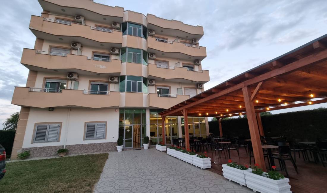 Shitet Hotel (1096m2) ne Qerret me mobil. Klasik Italian (1000m2 Truall) -600 m nga Deti - (25 Dhoma/Ap.1+1 - Restorant)