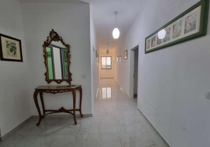 Shitet Hotel (1096m2) ne Qerret me mobil. Klasik Italian (1000m2 Truall) -600 m nga Deti - (25 Dhoma/Ap.1+1 - Restorant)