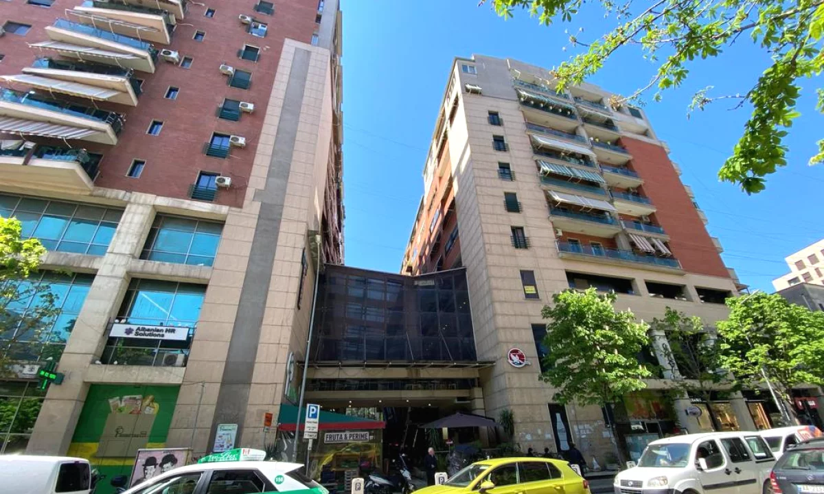 SHITET : Ambient Biznesi📍Qendra Galeria (Rruga e Barrikadave) - 160,000Euro - S.68m2 - Kati.2 || Mundesi shume e mire Investimi🔥