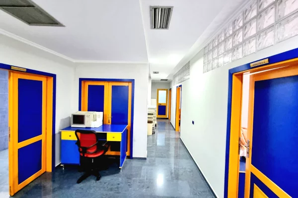 Shitet: Amb Komercial **628m2 ( Kryq. Laprakes - Rr. Dritan Hoxha ) Fasade Xhami nga Rr. Kryesore