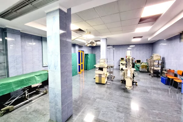 Shitet: Amb Komercial **628m2 ( Kryq. Laprakes - Rr. Dritan Hoxha ) Fasade Xhami nga Rr. Kryesore