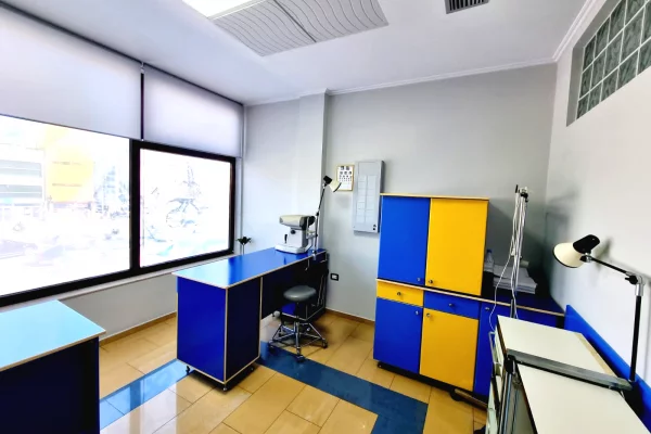 Shitet: Amb Komercial **628m2 ( Kryq. Laprakes - Rr. Dritan Hoxha ) Fasade Xhami nga Rr. Kryesore