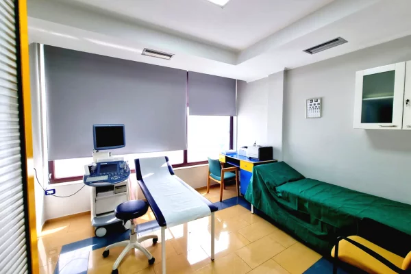 Shitet: Amb Komercial **628m2 ( Kryq. Laprakes - Rr. Dritan Hoxha ) Fasade Xhami nga Rr. Kryesore