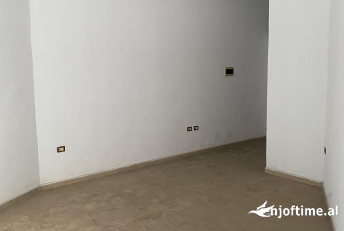 Jepet ambjent biznesi 35 metra me qera