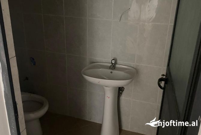 Jepet ambjent biznesi 35 metra me qera