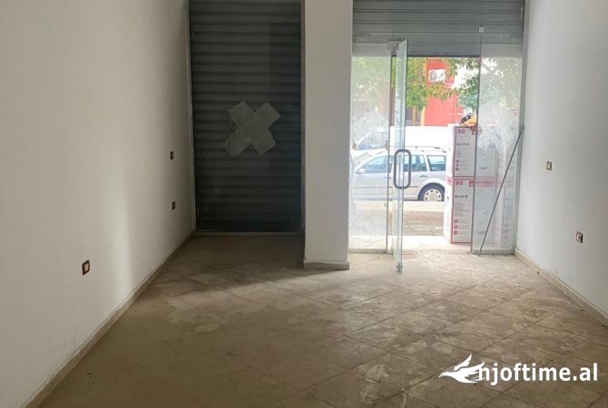 Jepet ambjent biznesi 35 metra me qera