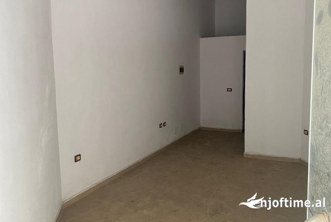 Jepet ambjent biznesi 35 metra me qera