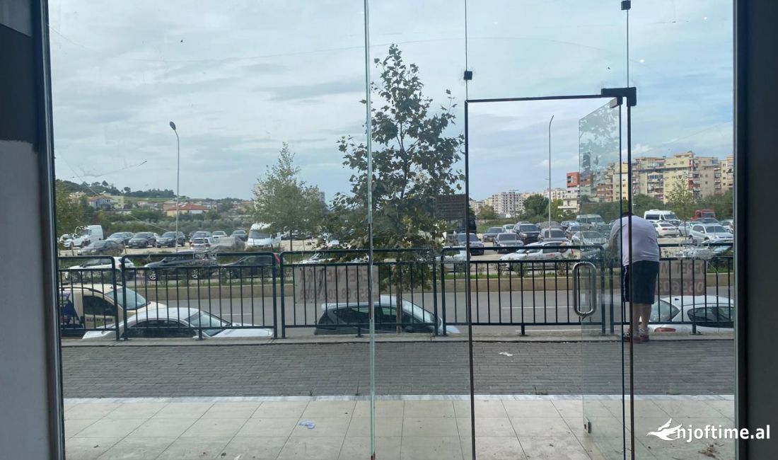 Jepet ambjent biznesi me qera 105 metra