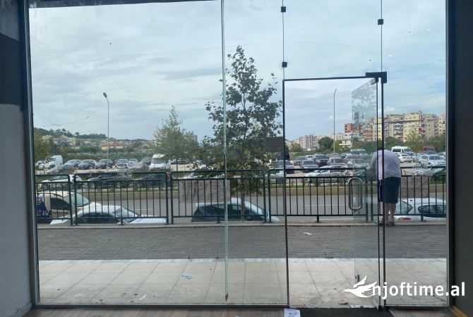 Jepet ambjent biznesi me qera 105 metra