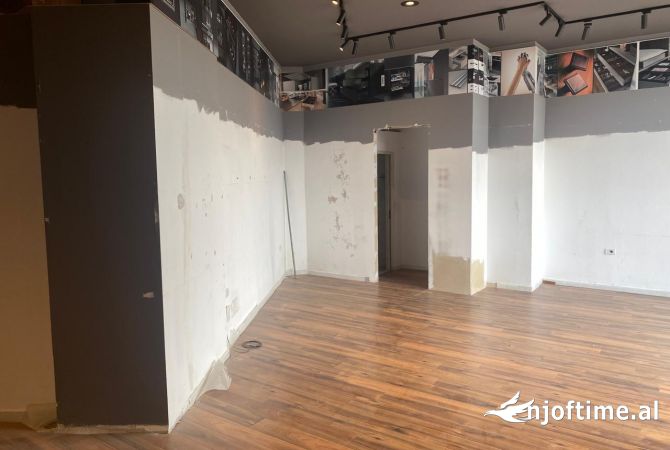 Jepet ambjent biznesi me qera 105 metra