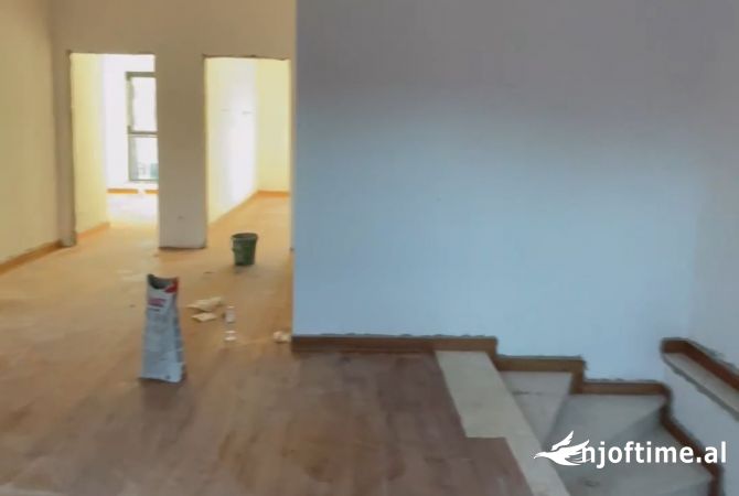 Ambiente Commerciale in Affitto 3+1 a Tirana - 3,000 Euro