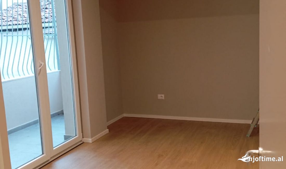 Jepet ambient me qira per biznes 2+1 tek rruga e Kavajes, perballe xhamise.