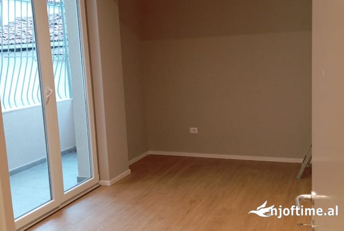 Ambiente Commerciale in Affitto 3+1 a Tirana - 950 Euro