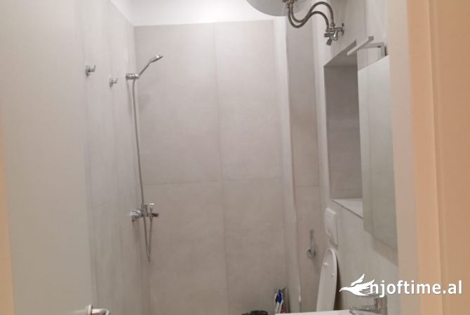 Jepet ambient me qira per biznes 2+1 tek rruga e Kavajes, perballe xhamise.