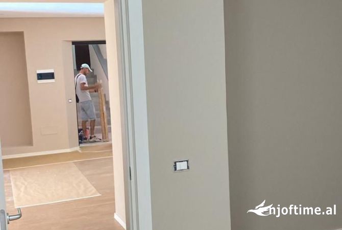 Ambiente Commerciale in Affitto 3+1 a Tirana - 950 Euro