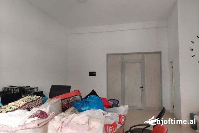 Jepet Ambient Biznesi me qira, Astir