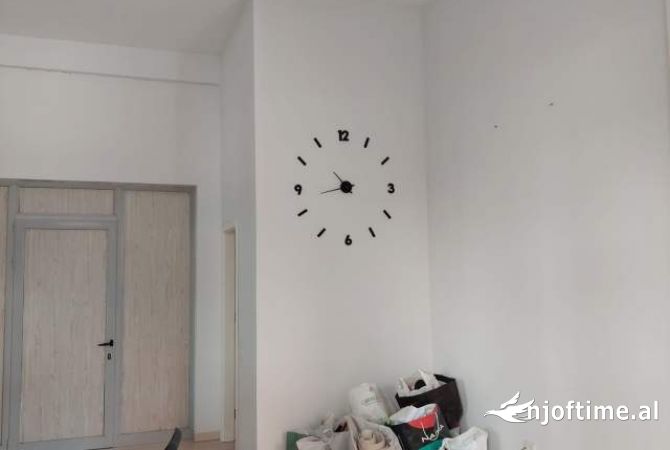 Jepet Ambient Biznesi me qira, Astir