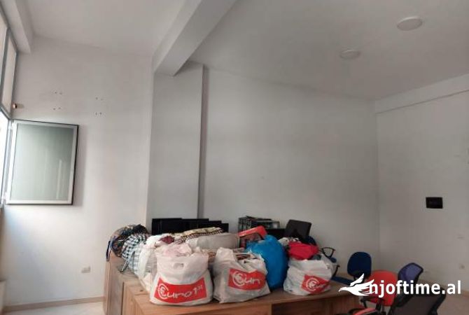 Jepet Ambient Biznesi me qira, Astir