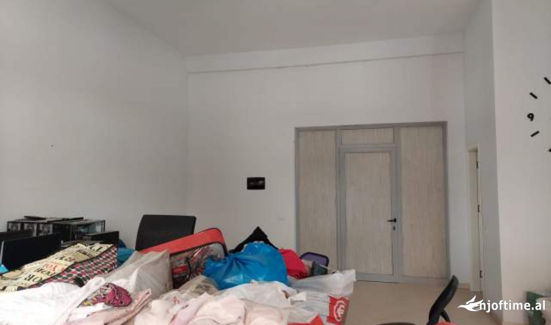 Jepet Ambient Biznesi me qira, Astir