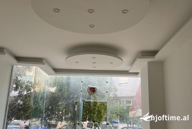 JEPET ME QIRA AMBIENT PER BIZNES TE RRUGA STEFAN SHUNDI NE ASTIR.