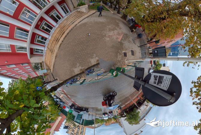 Ambiente Commerciale in Affitto 3+1 a Tirana - 2,000 Euro