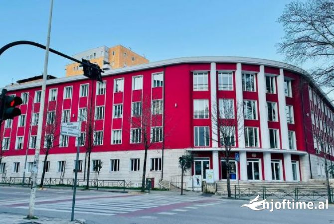 Ambiente Commerciale in Affitto 3+1 a Tirana - 2,000 Euro