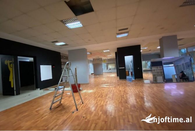 Ambiente Commerciale in Affitto 3+1 a Tirana - 3,200 Euro