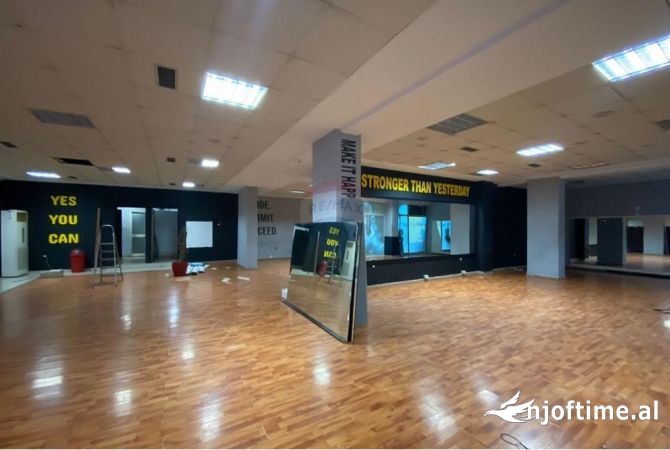 Ambiente Commerciale in Affitto 3+1 a Tirana - 3,200 Euro
