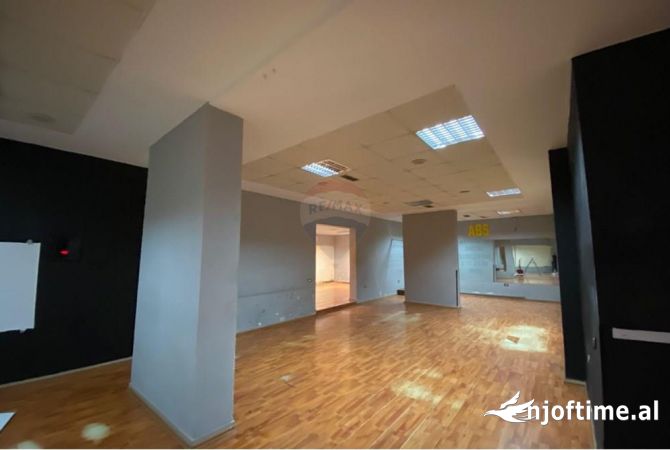 Ambiente Commerciale in Affitto 3+1 a Tirana - 3,200 Euro