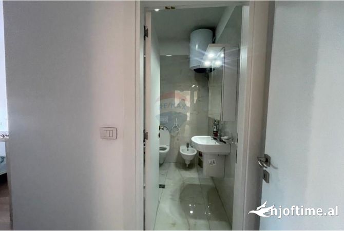 Shtepi ne shitje Apartament ne Tirane, 2+1, Mobilimi Pjeserisht e mobiluar, Pagesa 175,000  Euro.