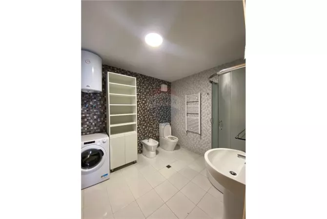 Shtepi me qera Apartament ne Tirane, 3+1, Mobilimi E mobiluar, Pagesa 2,000  Euro.