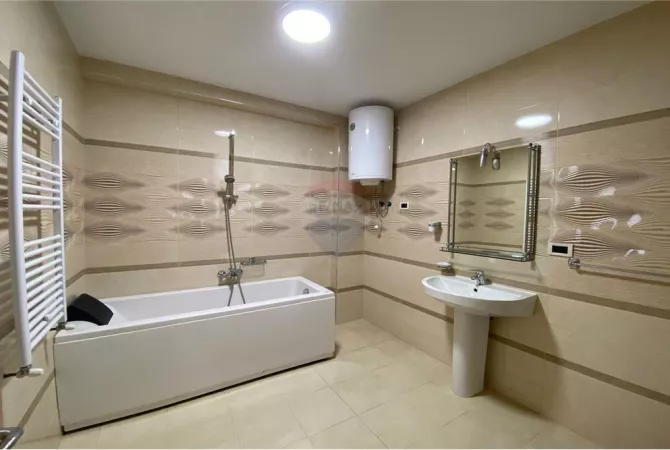 Shtepi me qera Apartament ne Tirane, 3+1, Mobilimi E mobiluar, Pagesa 2,000  Euro.