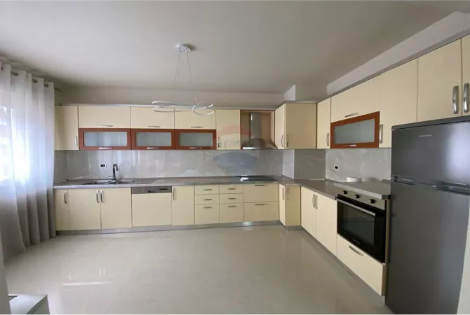 Shtepi me qera Apartament ne Tirane, 3+1, Mobilimi E mobiluar, Pagesa 2,000  Euro.