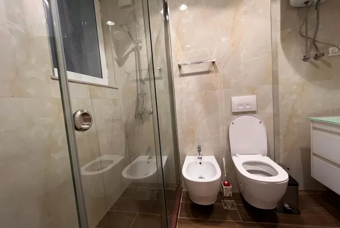 Shtepi me qera Apartament ne Tirane, 3+1, Mobilimi E mobiluar, Pagesa 100,000  Leke.