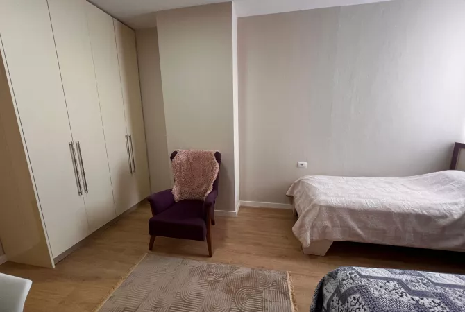 Shtepi me qera Apartament ne Tirane, 3+1, Mobilimi E mobiluar, Pagesa 100,000  Leke.
