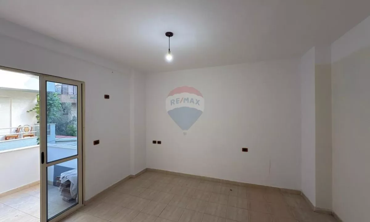 Shtepi ne shitje Apartament ne Tirane, 3+1, Mobilimi Bosh, pa mobiluar, Pagesa 175,000  Euro.