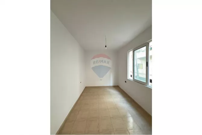 Shtepi ne shitje Apartament ne Tirane, 3+1, Mobilimi Bosh, pa mobiluar, Pagesa 175,000  Euro.
