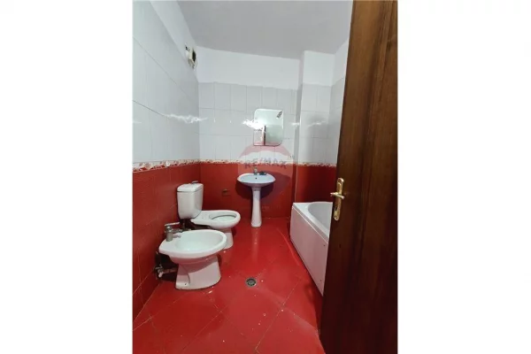 Shtepi ne shitje Apartament ne Tirane, 2+1, Mobilimi Pjeserisht e mobiluar, Pagesa 180,000  Euro.