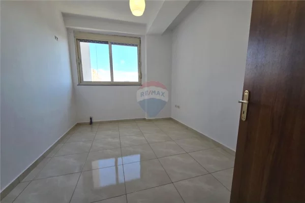 Shtepi ne shitje Apartament ne Tirane, 2+1, Mobilimi Pjeserisht e mobiluar, Pagesa 180,000  Euro.