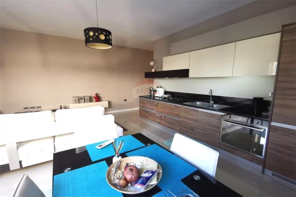 Shtepi ne shitje Apartament ne Tirane, 2+1, Mobilimi E mobiluar, Pagesa 185,000  Euro.