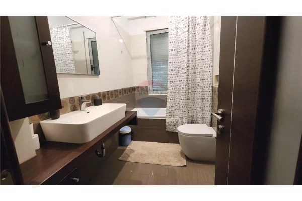 Shtepi ne shitje Apartament ne Tirane, 2+1, Mobilimi E mobiluar, Pagesa 185,000  Euro.