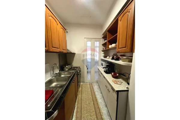 Shtepi me qera Apartament ne Tirane, 3+1, Mobilimi E mobiluar, Pagesa 800  Euro.